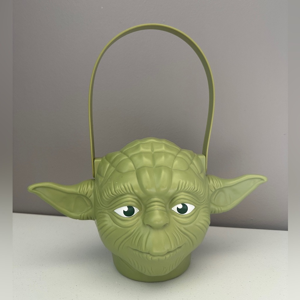 Star Wars Yoda Candy Halloween Pail  Plastic Toy Bucket